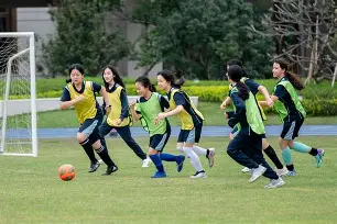 ayx sports-激烈足球对抗中球员技术高超，展现实力()  第1张